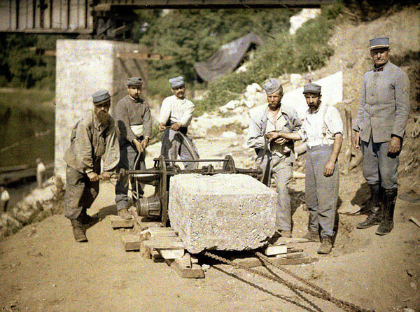 Ouvriers du génie au travail sur une dalle de pierre, à Soissons (Aisne). Autochrome de Fernand Cuville (1917)