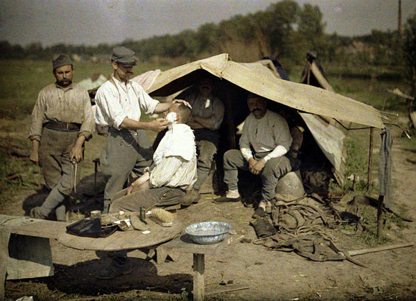 L'heure de la barbe dans un campement, quelque part dans l'Aisne. Autochrome de FernandCuville (1917)