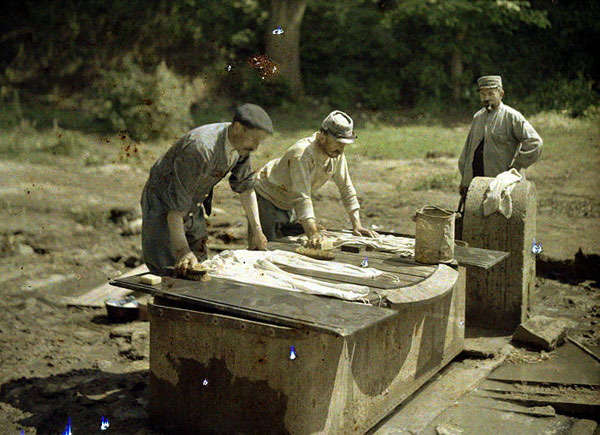 La lessive au cantonnement, à Soissons (Aisne). Autochrome de Fernand Cuville (1917)