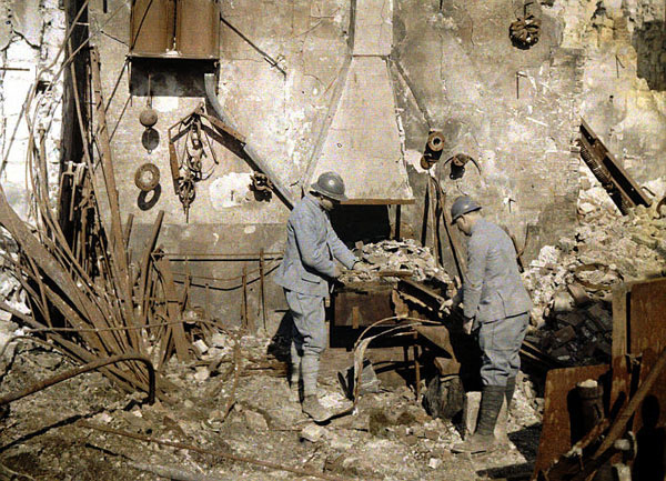 Soldats du génie à l'oeuvre sur une forge détruite, à Reims (Marne). Autochrome de Fernand Cuville (1917)