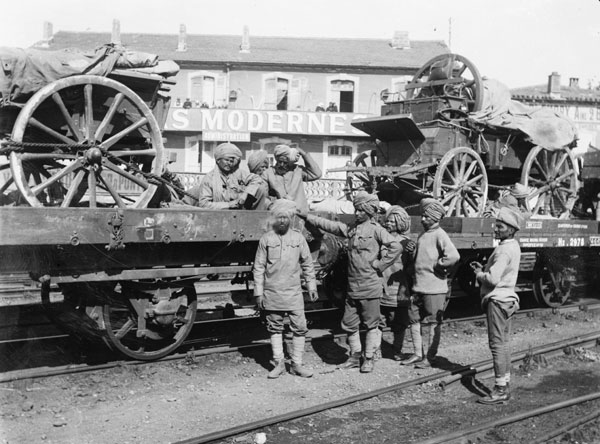 Indiens des troupes coloniales britanniques en attente en gare de Carcassonne. © Archives départementales de l'Aude