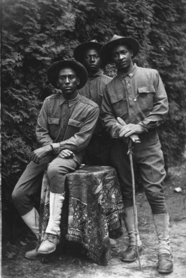 Soldats noirs du 370e régiment de la 92e Division d’Infanterie américaine, en provenance de la région de Chicago. © Archives départementales du Territoire-de-Belfort