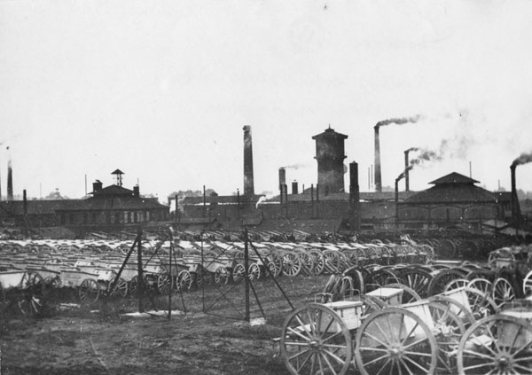 Usine d'armement de Bourges, et son stock d'avant-trains et de canons de 75. © Conseil général du Cher, direction des Archives départementales et du patrimoine