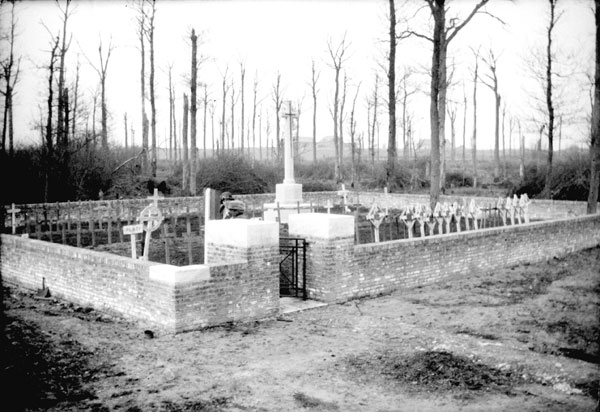 Cimétière militaire de l'Avenue Toronto, au nord d'Armentières, en Belgique © Commonwealth War Graves Commission