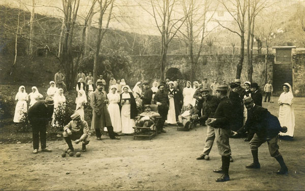 Des soldats blessés et convalescents jouent aux boules dans les jardins de l'hôpital temporaire n° 201 de Tulle. © Archives départementales de la Corrèze