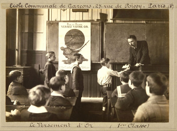 Participation à la souscription de l'or, dans l'école communale de garçons, 27, rue de Poissy, Paris Ve. Vers 1915. © Musée national de l’Éducation