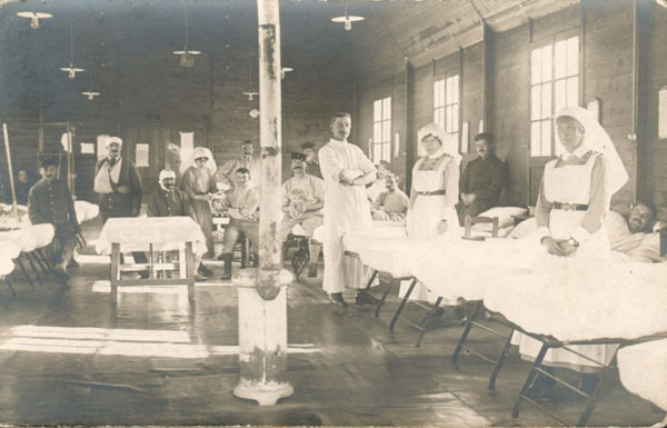 Salle de convalescence de l’hôpital canadien de Saint-Cloud. © Archives départementales des Hauts-de-Seine