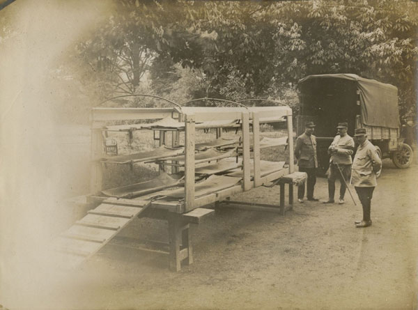 Module de transport de blessés, à la caserne Ruby à Châteauroux, mai 1915. © Archives départementales de l'Indre