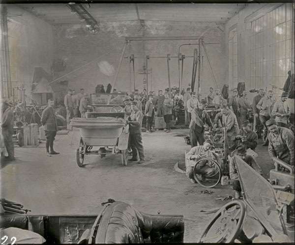 Atelier de réparation mécanique de l'armée pendant la guerre, quelque part dans les Vosges. © Archives municipales de Marseille