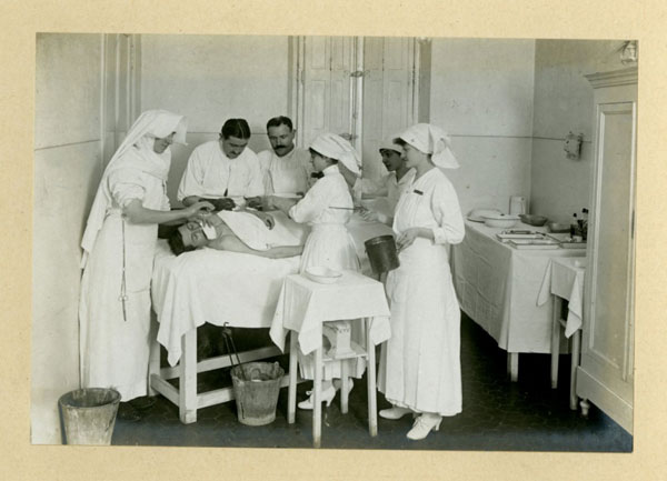 Salle d'opération de l'hôpital auxiliaire n°120 de la Belle-de-Mai, à Marseille. © Archives municipales de Marseille