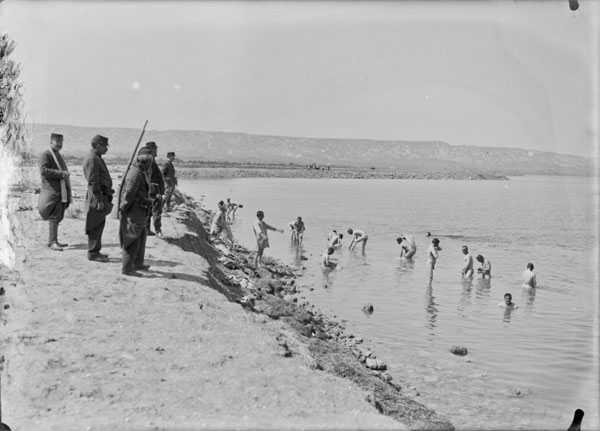 Des soldats allemands prisonniers se lavent dans l'étang de Berre. © Archives municipales de Marseille