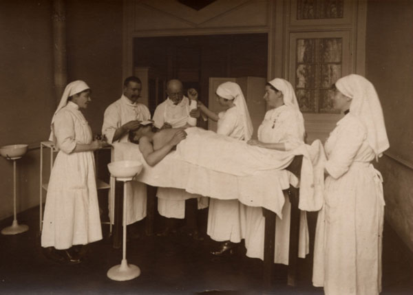 Salle de soins de l’hôpital auxiliaire n°1 installé au collège Saint-François-Xavier à Vannes. © Archives départementales du Morbihan