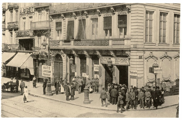 Lille, rue Nationale et ses panneaux en allemand installés par les troupes occupantes. © Archives départementales du Nord