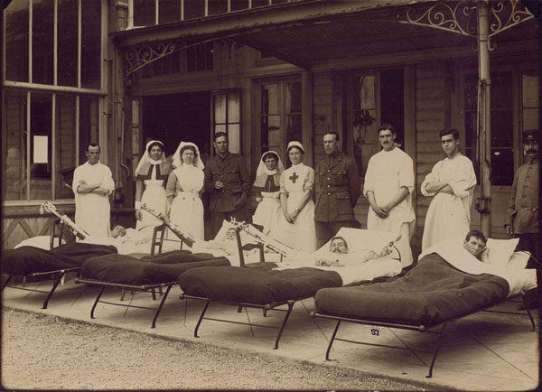 Blessés et personnel médical d'un hôpital anglais installé à Etretat. © Archives départementales de Seine-Maritime