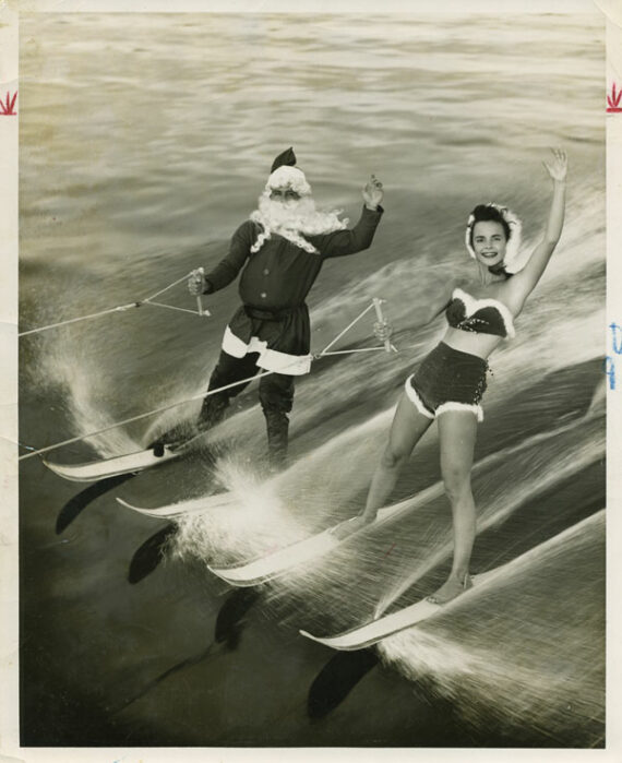 Le Père Noël en ski nautique - Photographie vintage | PHOTO MEMORY