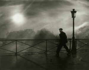 Le passant du Pont des Arts, par Edith Gérin - Tirage argentique original | PHOTO MEMORY