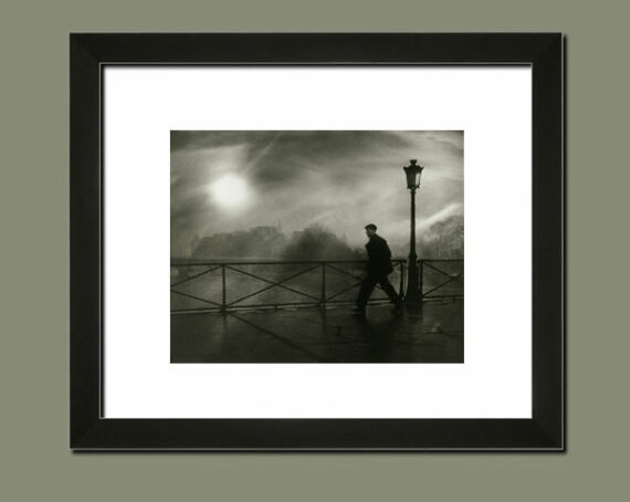 Le passant du Pont des Arts, par Edith Gérin - Suggestion d'encadrement | PHOTO MEMORY