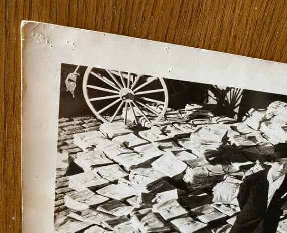 Citizen Kane, la fameuse photo d'Orson Welles sur les journaux - Détail du coin supérieur gauche de l'épreuve