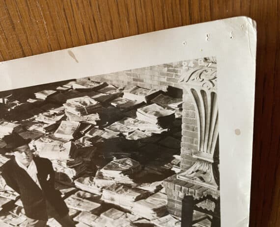 Citizen Kane, la fameuse photo d'Orson Welles sur les journaux - Détail du coin supérieur droit de l'épreuve