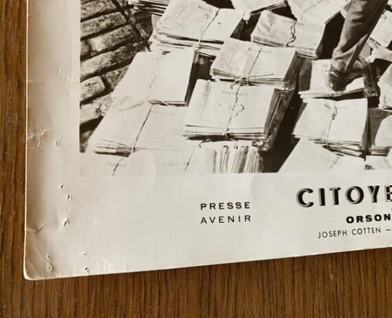 Citizen Kane, la fameuse photo d'Orson Welles sur les journaux - Détail du coin inférieur gauche de l'épreuve