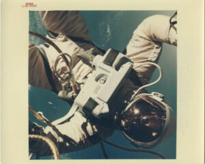L'astronaute Ed White en sortie spatiale, tirage vintage NASA S65-30429 - Photo Memory