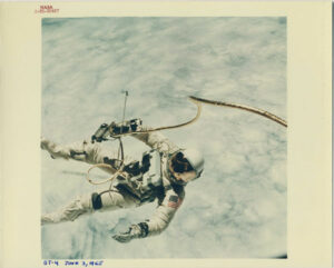 Gemini 4 : Ed White en sortie spatiale - Tirage vintage NASA - Red Serial Number S65-30427 | PHOTO MEMORY