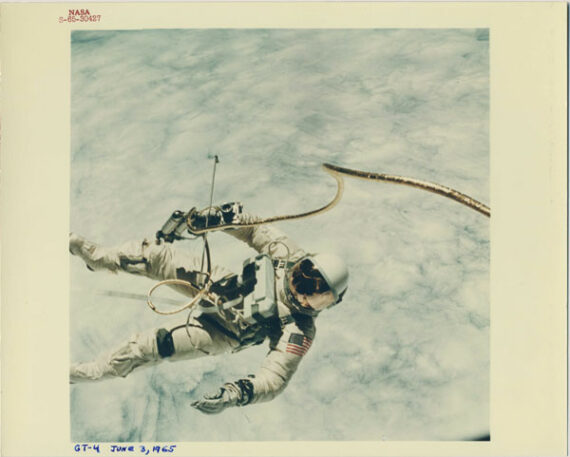 Gemini 4 : Ed White en sortie spatiale - Tirage vintage NASA - Red Serial Number S65-30427 | PHOTO MEMORY