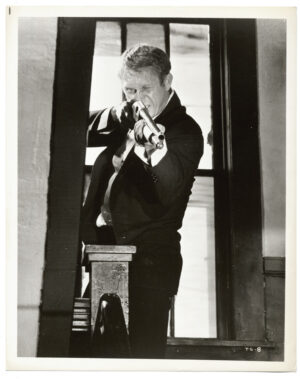 SteveMcQueen en joue avec un fusil, photo du film Guet-apens / Getaway - Tirage vintage - Photo Memory