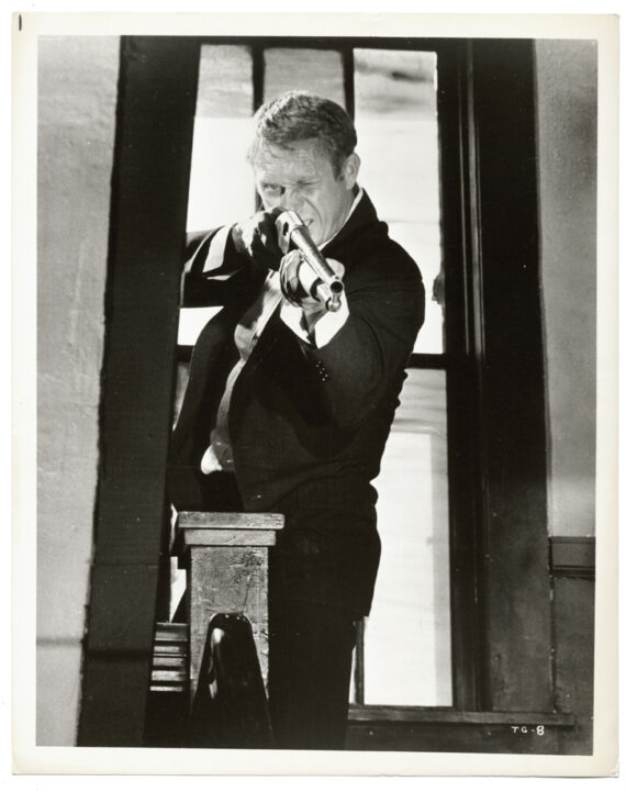 SteveMcQueen en joue avec un fusil, photo du film Guet-apens / Getaway - Tirage vintage - Photo Memory