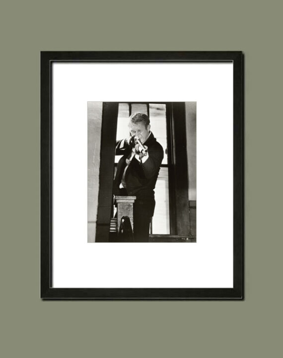 SteveMcQueen en joue avec un fusil, photo de l'affiche du film Guet-apens / Getaway - Suggestion d'encadrement
