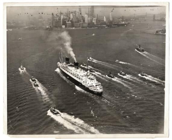 Paquebot Liberté à son arrivée à New York, en 1950 - Tirage d'époque noir et blanc - Photo Memory