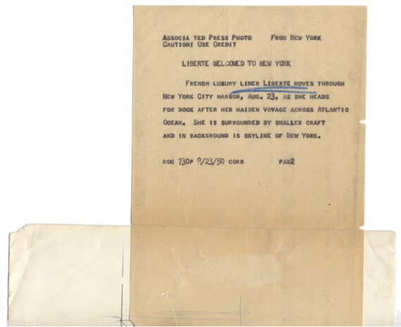 Paquebot Liberté à son arrivée à New York, en 1950 - Légende contrecollée au dos de l'épreuve.