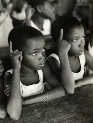 Enfants d'une école du Togo, par le photographe Paul Almasy - Tirage argentique original
