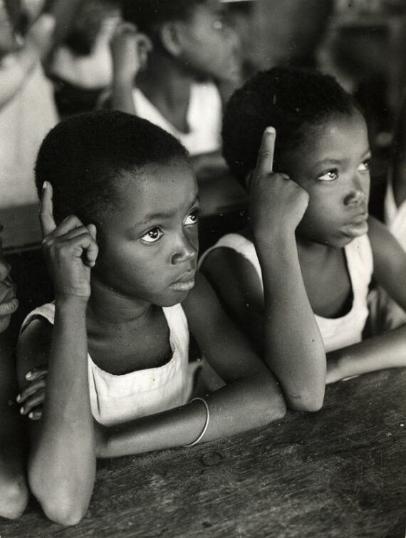 Enfants d'une école du Togo, par le photographe Paul Almasy - Tirage argentique original