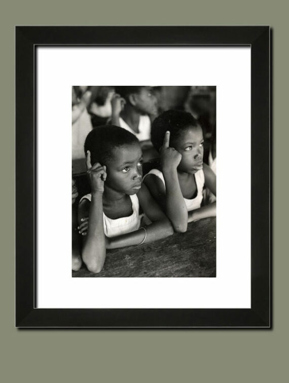 Enfants d'une école du Togo, par le photographe Paul Almasy - Suggestion d'encadrement