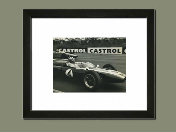 Formule 1 : Jack Brabham au volant de la Cooper T53 - Suggestion d'encadrement du tirage argentique vintage | PHOTO MEMORY