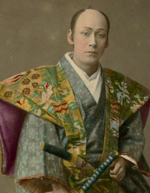 Portrait de Samuraï par Kusakabe Kimbei - Tirage albuminé rehaussé - Détail | PHOTO MEMORY