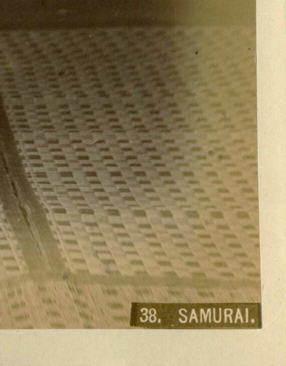 Portrait de Samouraï par Kusakabe Kimbei - Tirage albuminé rehaussé - Détail "38 SAMURAI" | PHOTO MEMORY