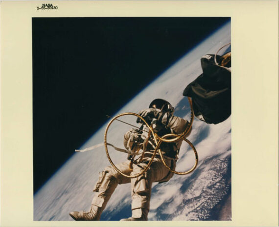 Gemini 4 : Ed White, en sortie spatiale, survole le sud de la Californie - Tirage vintage NASA couleurs S-65-30430 | Photo Memory