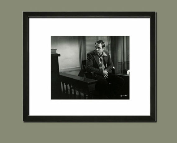 Le jeune Marlon Brando, photographie de plateau - Suggestion d'encadrement | PHOTO MEMORY