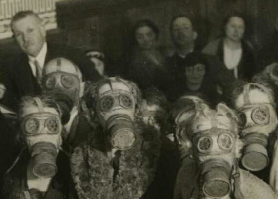 Des femmes, des hommes et des masques à gaz - Photographie de presse - Détail | PHOTO MEMORY