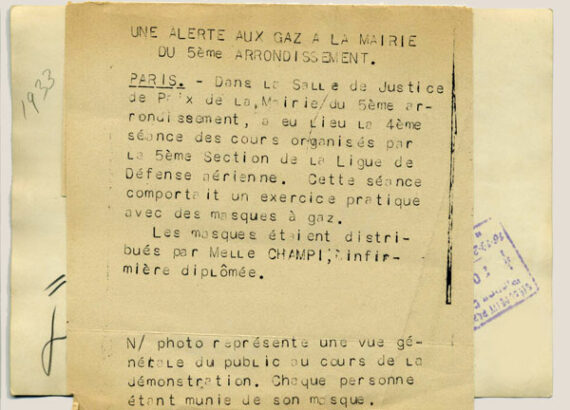 Des femmes, des hommes et des masques à gaz - Photographie de presse - Légende au dos | PHOTO MEMORY