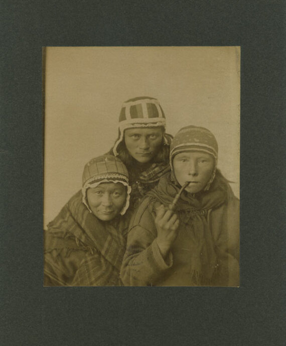 Portrait de femmes de Laponie - Tirage albuminé contrecollé sur son carton d'origine | PHOTO MEMORY