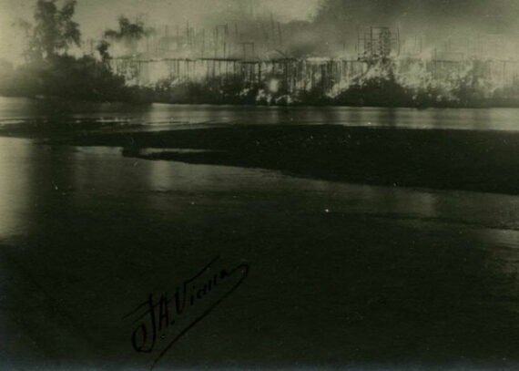 Photographie de nuit d'un village en feu en Chine - Tirage argentique d'époque - Détail | PHOTO MEMORY