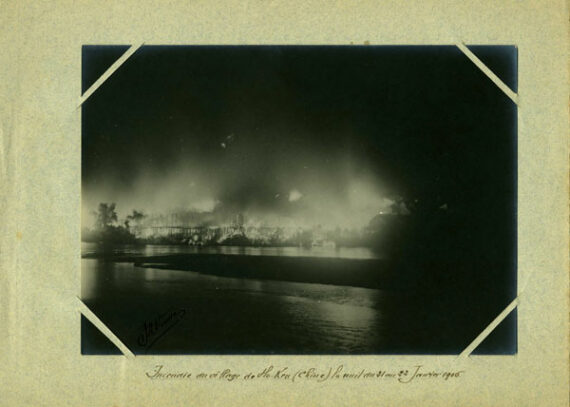 Photographie de nuit d'un village en feu en Chine - Tirage argentique d'époque monté sur feuille d'origine | PHOTO MEMORY