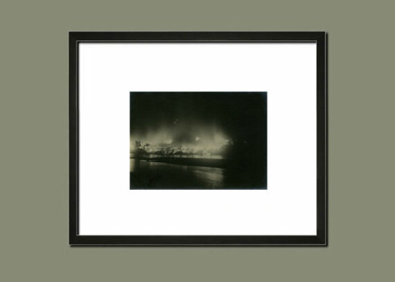 Photographie de nuit d'un village en feu en Chine - Suggestion d'encadrement | PHOTO MEMORY