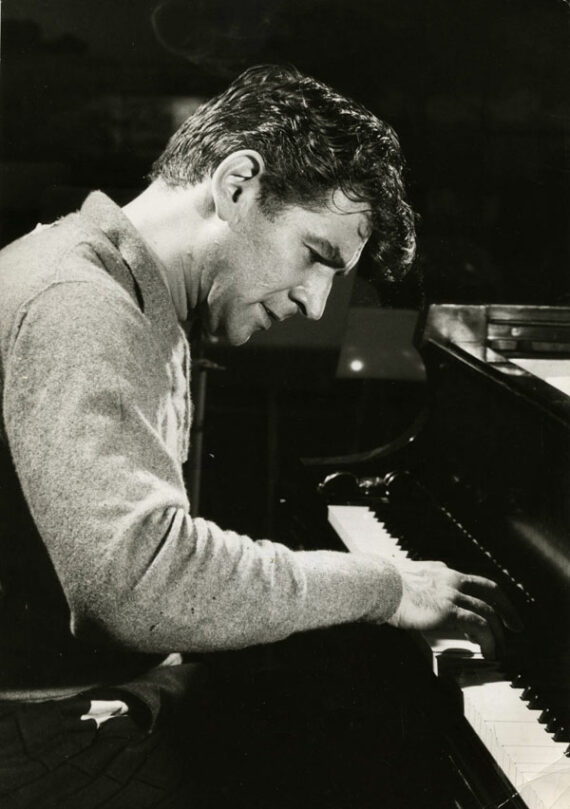 Portrait de Léonard Bernstein au piano - Tirage argentique vintage | Photo Memory