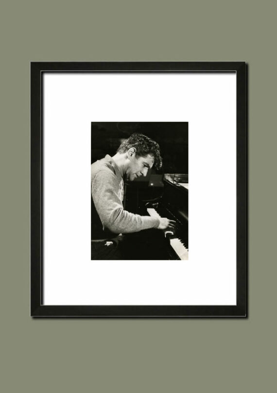 Portrait de Léonard Bernstein au piano - Suggestion d'encadrement | Photo Memory