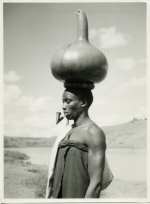 Portrait de femme Muhutu, Est du Rwanda, par E. Lebied - Tirage argentique vintage - Photo Memory