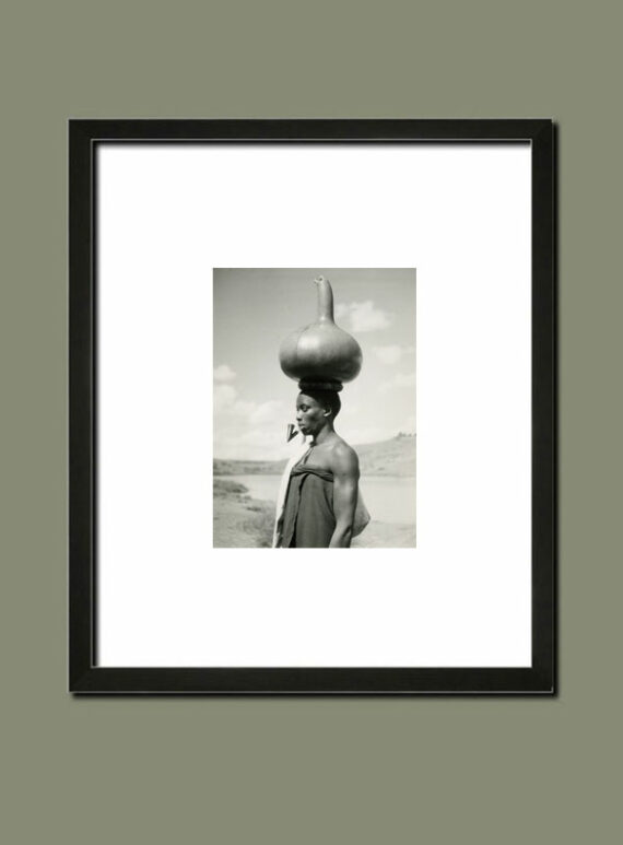 Portrait de femme Muhutu, Est du Rwanda, par E. Lebied - Suggestion d'encadrement - Photo Memory